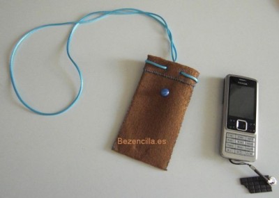 funda movil fieltro marron azul